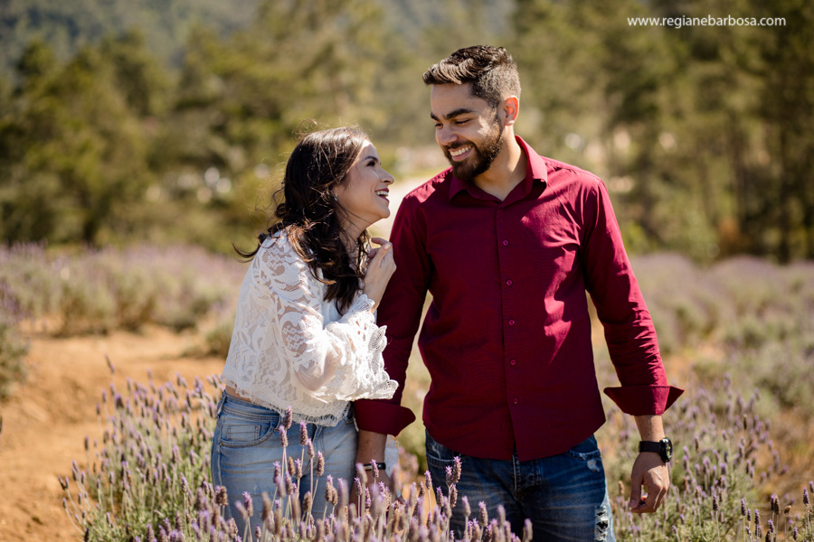 Ensaio de Casal cores vivas, espontaneidade e diversao. Ensaio no campo de lavandas em Campos do Jordao Fotografa de casamentos Regiane Babosa Vale do Paraiba