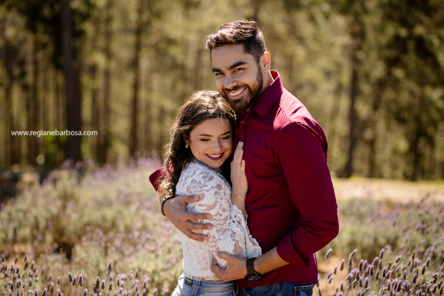 Ensaio de Casal cores vivas, espontaneidade e diversao. Ensaio no campo de lavandas em Campos do Jordao Fotografa de casamentos Regiane Babosa Vale do Paraiba