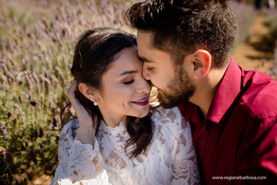 Ensaio de Casal cores vivas, espontaneidade e diversao. Ensaio no campo de lavandas em Campos do Jordao Fotografa de casamentos Regiane Babosa Vale do Paraiba