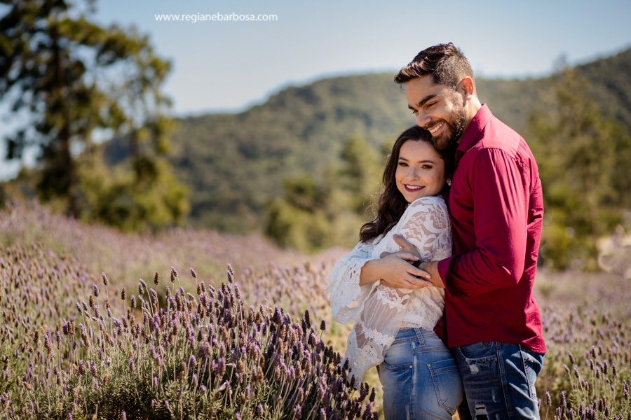Ensaio de Casal cores vivas, espontaneidade e diversao. Ensaio no campo de lavandas em Campos do Jordao Fotografa de casamentos Regiane Babosa Vale do Paraiba