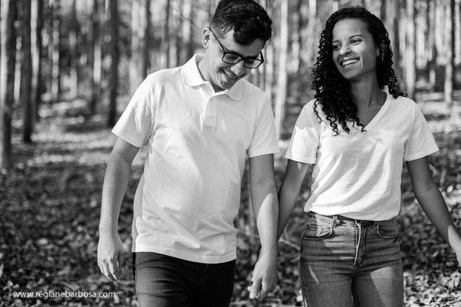 fotografia em pb ensaio casal espontaneo divertido meio a eucaliptos fotografa de casamentos regiane barbosa vale do paraiba e regiao