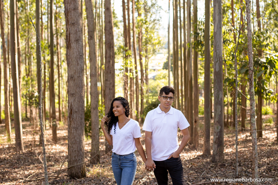 ensaio casal espontaneo divertido meio a eucaliptos fotografa de casamentos regiane barbosa vale do paraiba e regiao