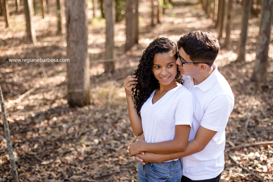 ensaio casal espontaneo divertido meio a eucaliptos fotografa de casamentos regiane barbosa vale do paraiba e regiao