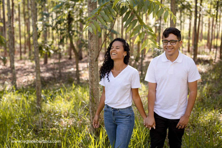 ensaio casal espontaneo divertido meio a eucaliptos fotografa de casamentos regiane barbosa vale do paraiba e regiao