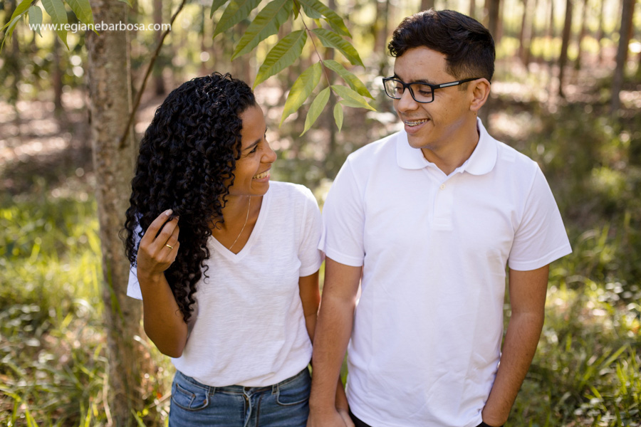 ensaio casal espontaneo divertido meio a eucaliptos fotografa de casamentos regiane barbosa vale do paraiba e regiao