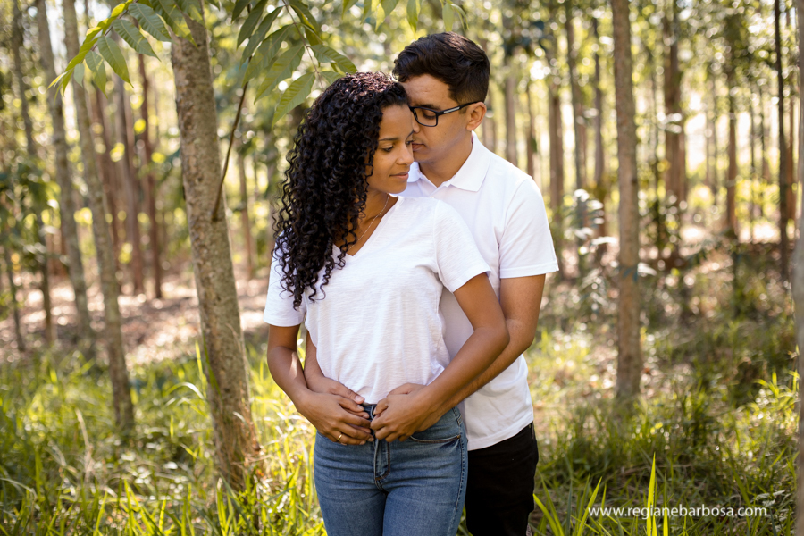 ensaio casal espontaneo divertido meio a eucaliptos fotografa de casamentos regiane barbosa vale do paraiba e regiao