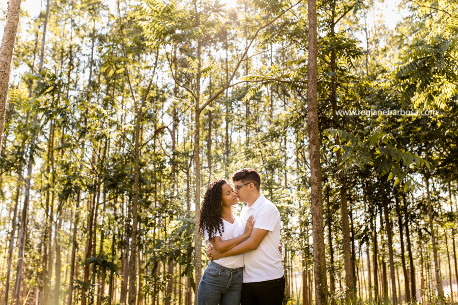 ensaio casal espontaneo divertido meio a eucaliptos fotografa de casamentos regiane barbosa vale do paraiba e regiao