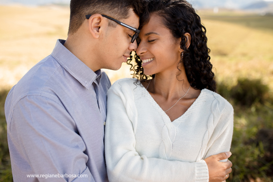 ensaio casal espontaneo divertido meio a eucaliptos fotografa de casamentos regiane barbosa vale do paraiba e regiao