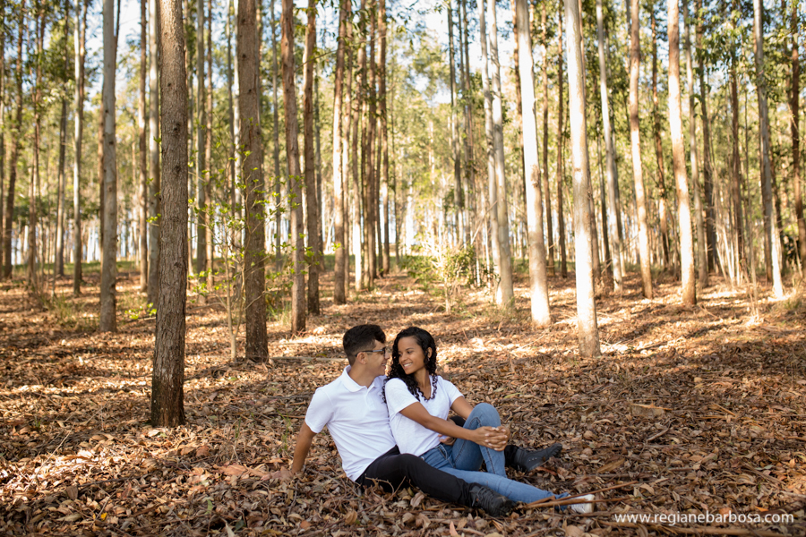 ensaio casal espontaneo divertido meio a eucaliptos fotografa de casamentos regiane barbosa vale do paraiba e regiao