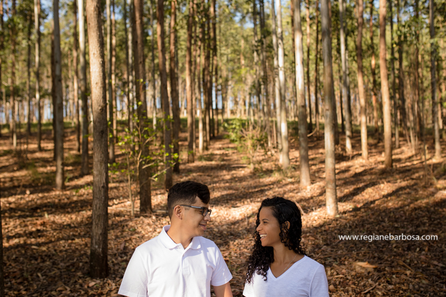 ensaio casal espontaneo divertido meio a eucaliptos fotografa de casamentos regiane barbosa vale do paraiba e regiao
