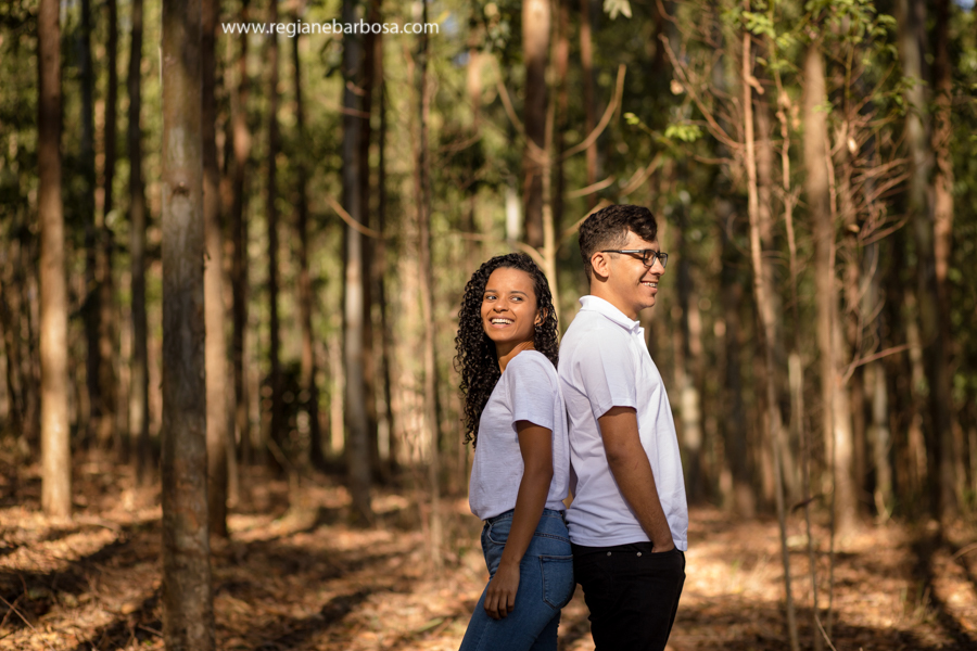 ensaio casal espontaneo divertido meio a eucaliptos fotografa de casamentos regiane barbosa vale do paraiba e regiao