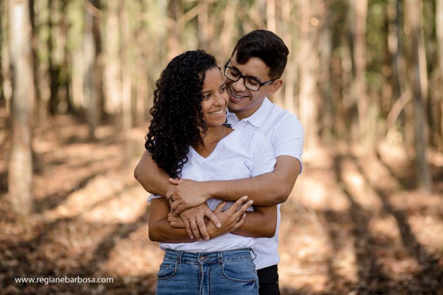 ensaio casal espontaneo divertido meio a eucaliptos fotografa de casamentos regiane barbosa vale do paraiba e regiao