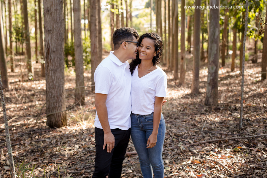 ensaio casal espontaneo divertido meio a eucaliptos fotografa de casamentos regiane barbosa vale do paraiba e regiao