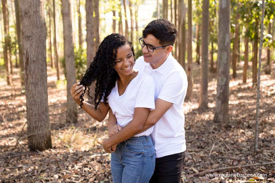 ensaio casal espontaneo divertido meio a eucaliptos fotografa de casamentos regiane barbosa vale do paraiba e regiao