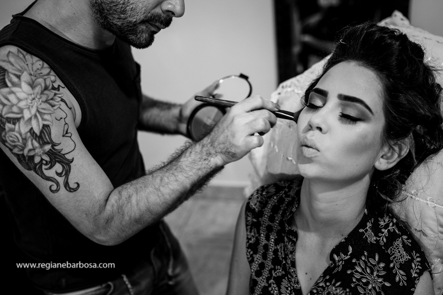 Maqueador Renan Toledo Tatuagem em harmonia com a noiva fazendo bico PEB Aparecida SP