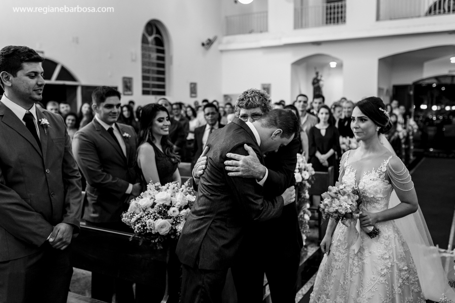 Pai da noiva cumprimentando o noivo