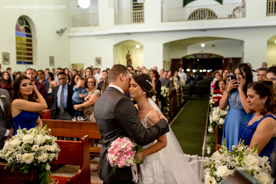 noiva se emociona ao abraçar e ver seu noivo pela primeira vez