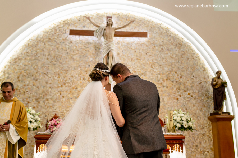 noivos juntos no altar