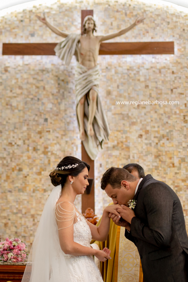 Noivo beija a mão da noiva