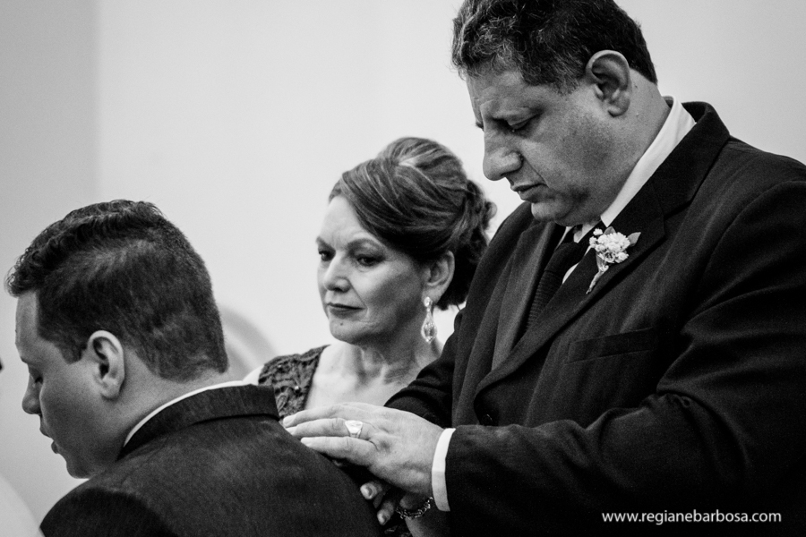 pais do noivo os abençoa após casamento