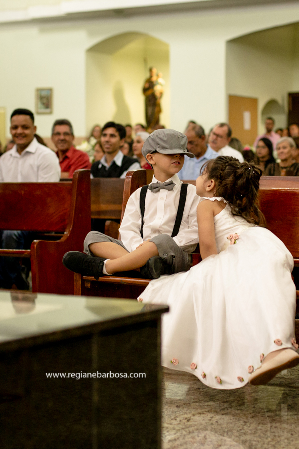 pajens brincam dentro da igreja