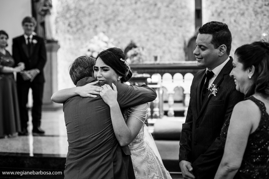 noiva se emociona ao abraçar padrinho
