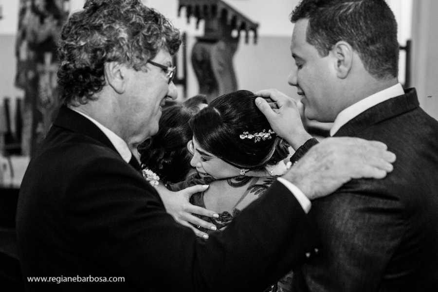 noiva se emociona ao abraçar sua mae