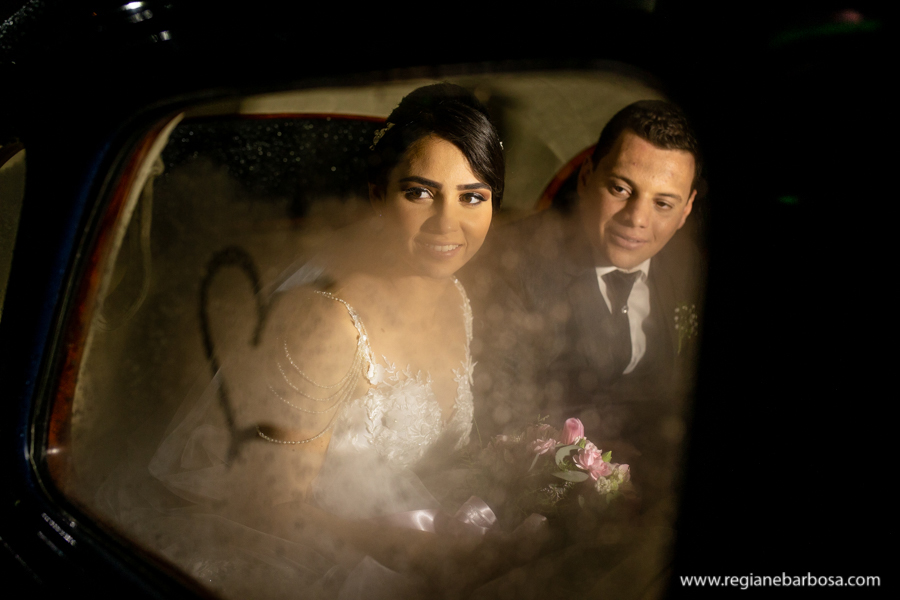 espelho do carro embaçado com o desenho de um coração