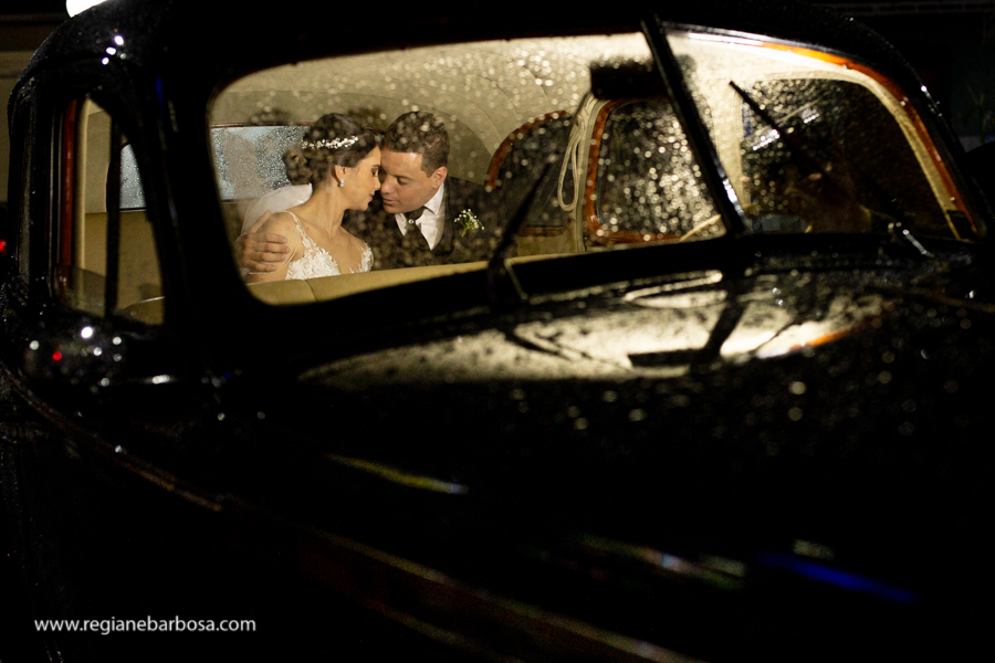 noivos dentro de um carro conversível