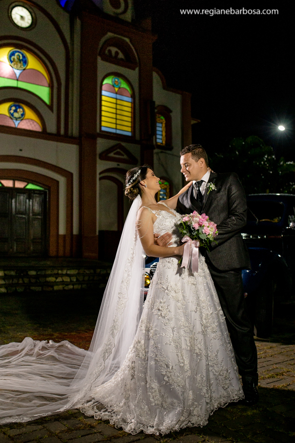 vestido de noiva e buque rosa