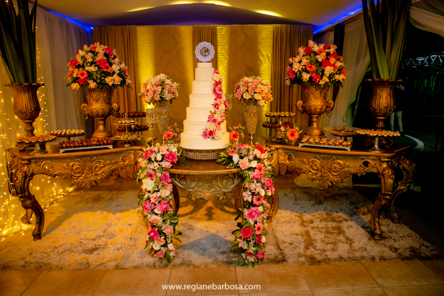 decoração mesa do bolo dourada com flores rosas
