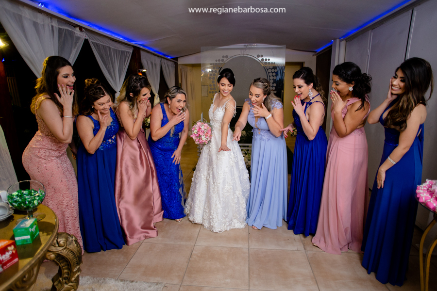 madrinhas com vestidos nude azul e lilás