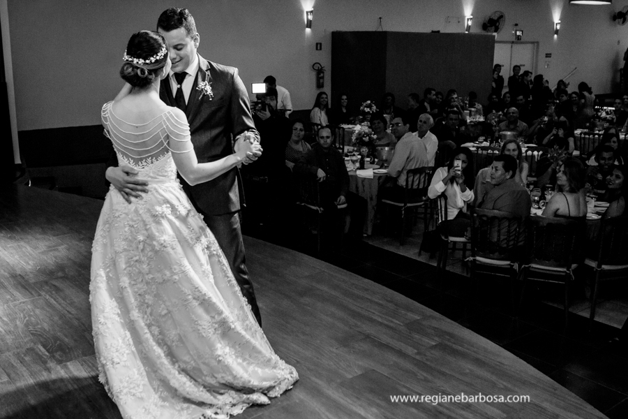 noivos dançam ao entrar no salão