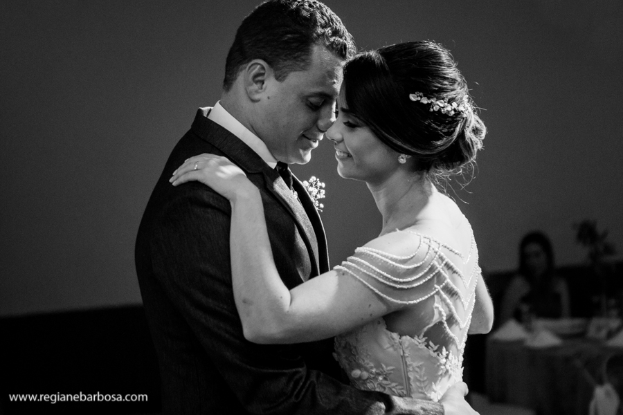 noivos dançam ao entrar no salão