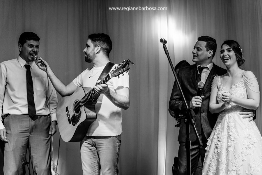 padrinho do noivo canta