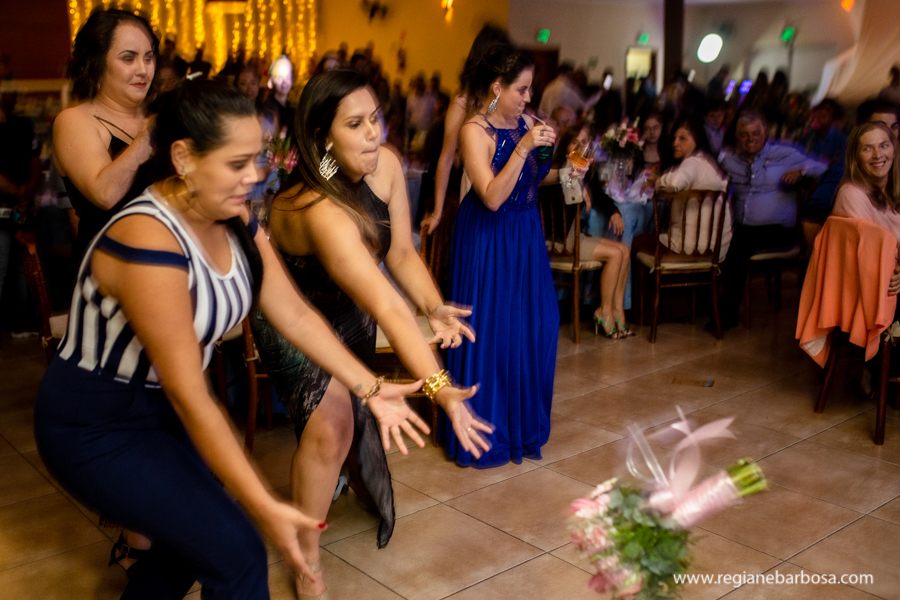 mulheres correm atrás do buque