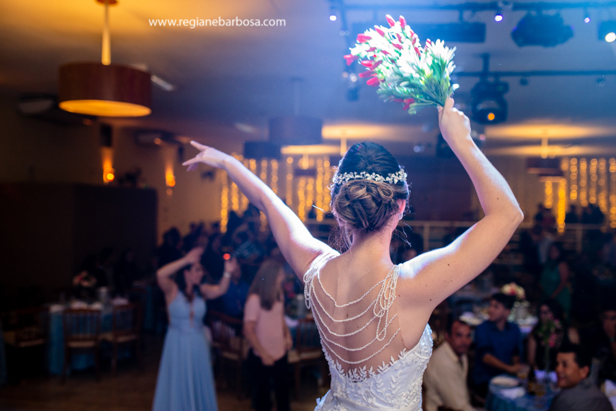 noiva jogando buque de pimenta