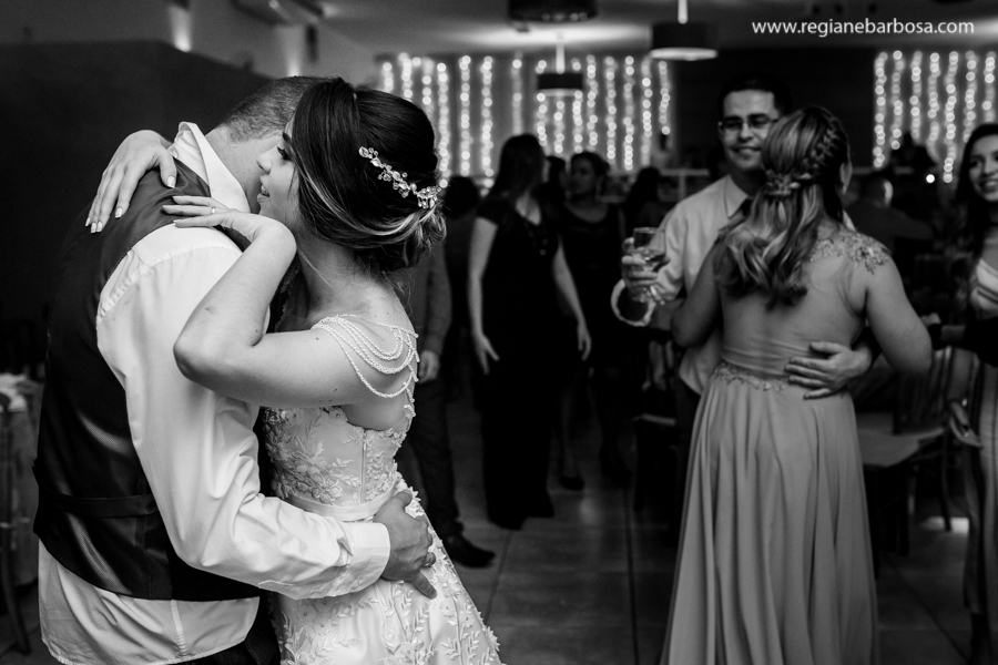 noivos dançando