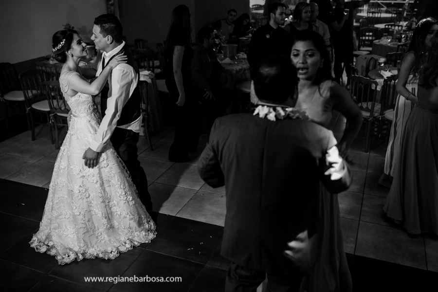 noivos dançando