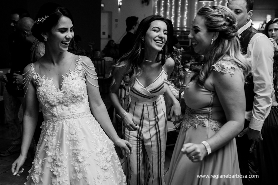 noiva dançando com suas amigas