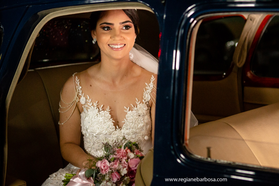 noiva saindo do carro