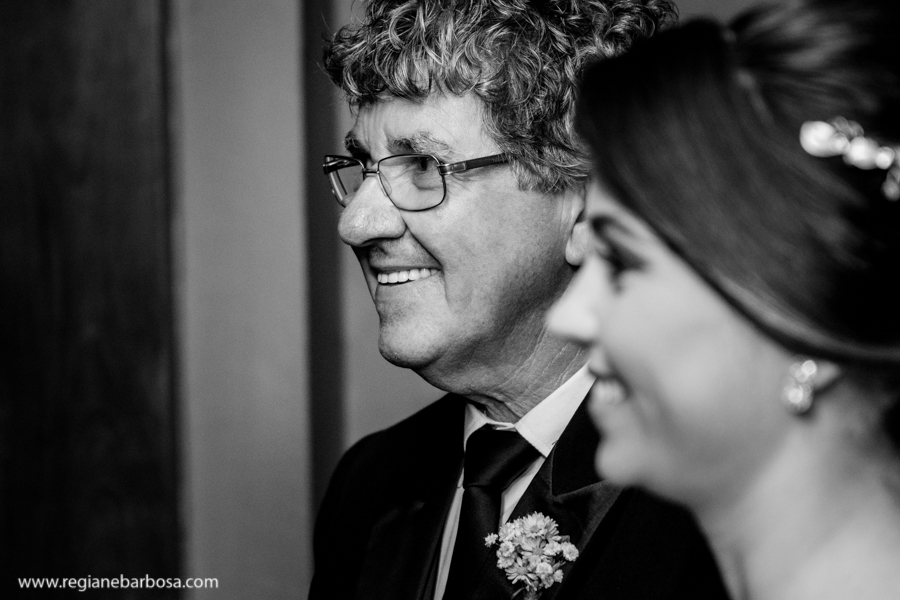 pai da noiva segundos antes de entrar na igreja