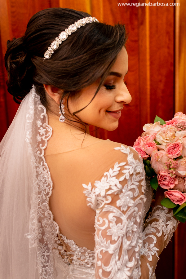 noiva com buque rosa