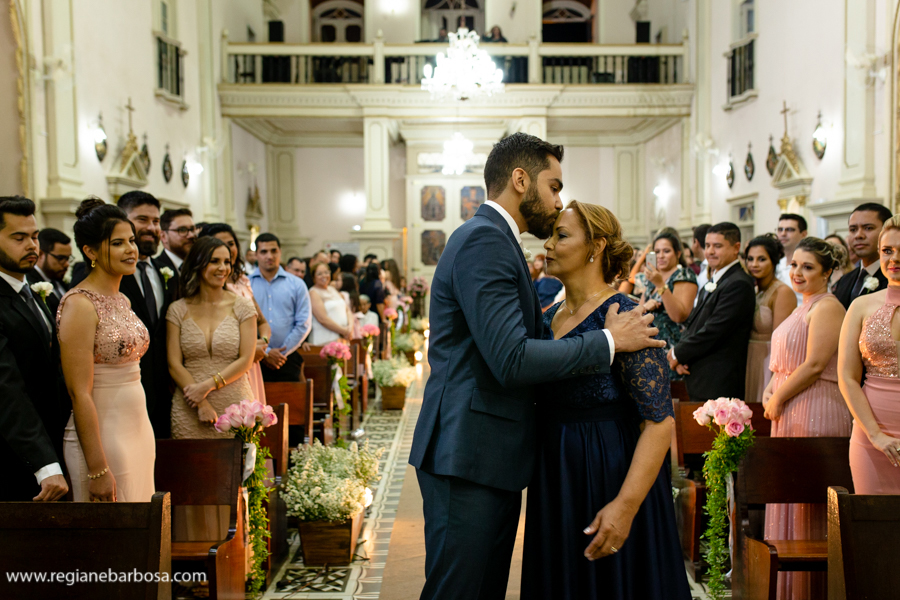 noivo beijando sua mae