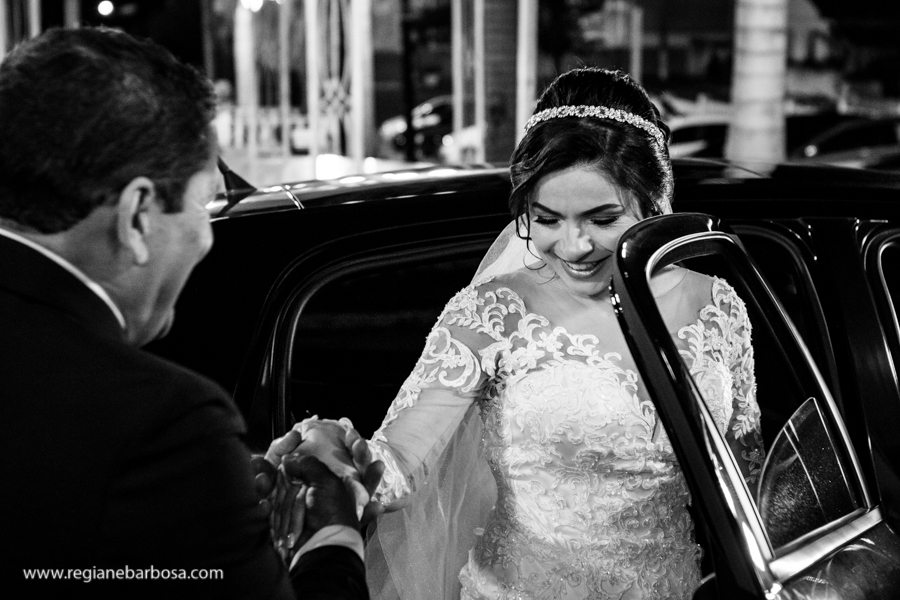 noiva saindo do carro com seu pai
