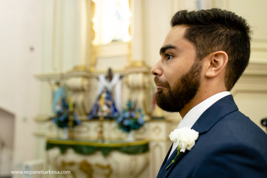 cara de surpreso do noivo ao ver sua noiva entrando pelo corredor da igreja