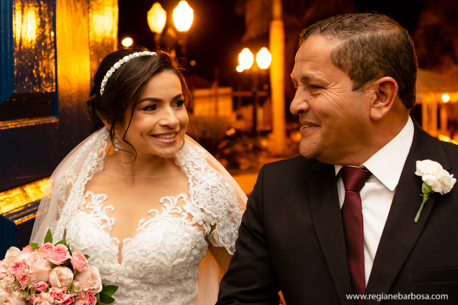 noiva com seu pai na porta da igreja