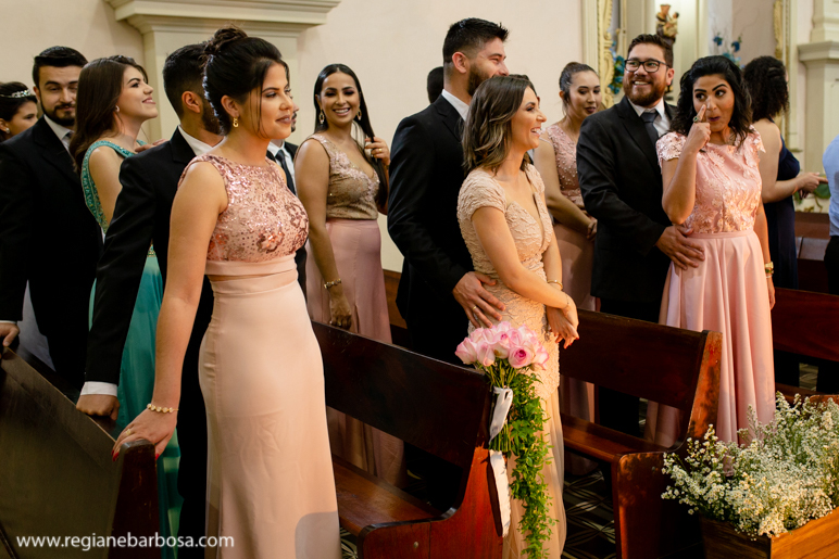 padrinhos olhando para o noivo antes da noiva entrar