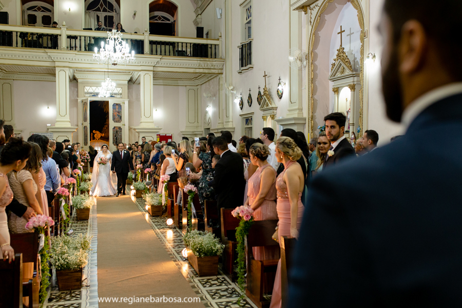 noiva entrando na igreja com seu pai