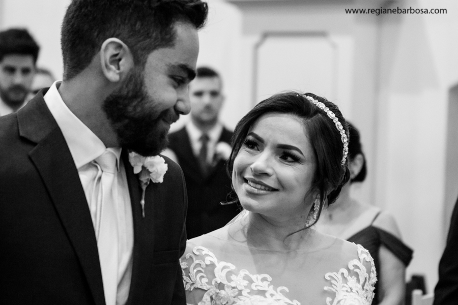 noiva olhando para seu noivo no altar